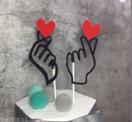 2 pcs Finger crossed with holding heart cake topper set