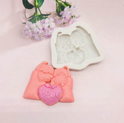 Couple holding hearts silicone mould